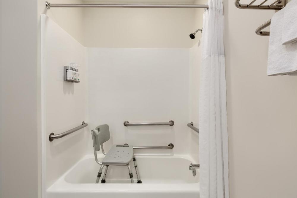 Standard King Room with Mobility Accessible Tub interior